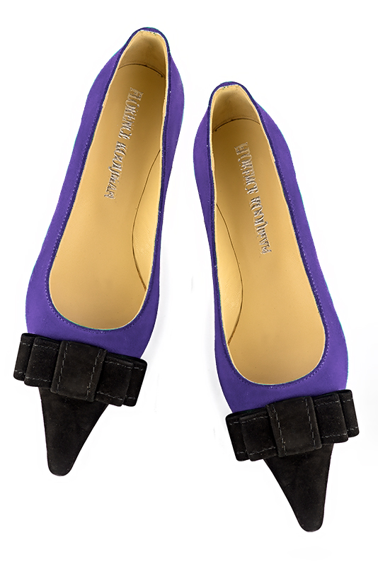 Matt black and violet purple women's dress pumps, with a knot on the front. Pointed toe. Flat flare heels. Top view - Florence KOOIJMAN